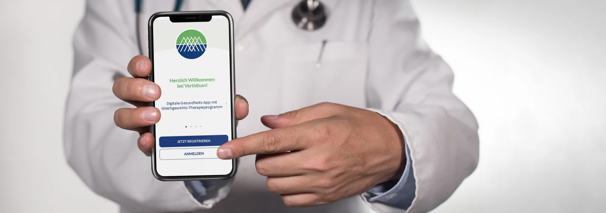 Ärztin/Arzt zeigt die Vertidisan-App auf dem Smartphone