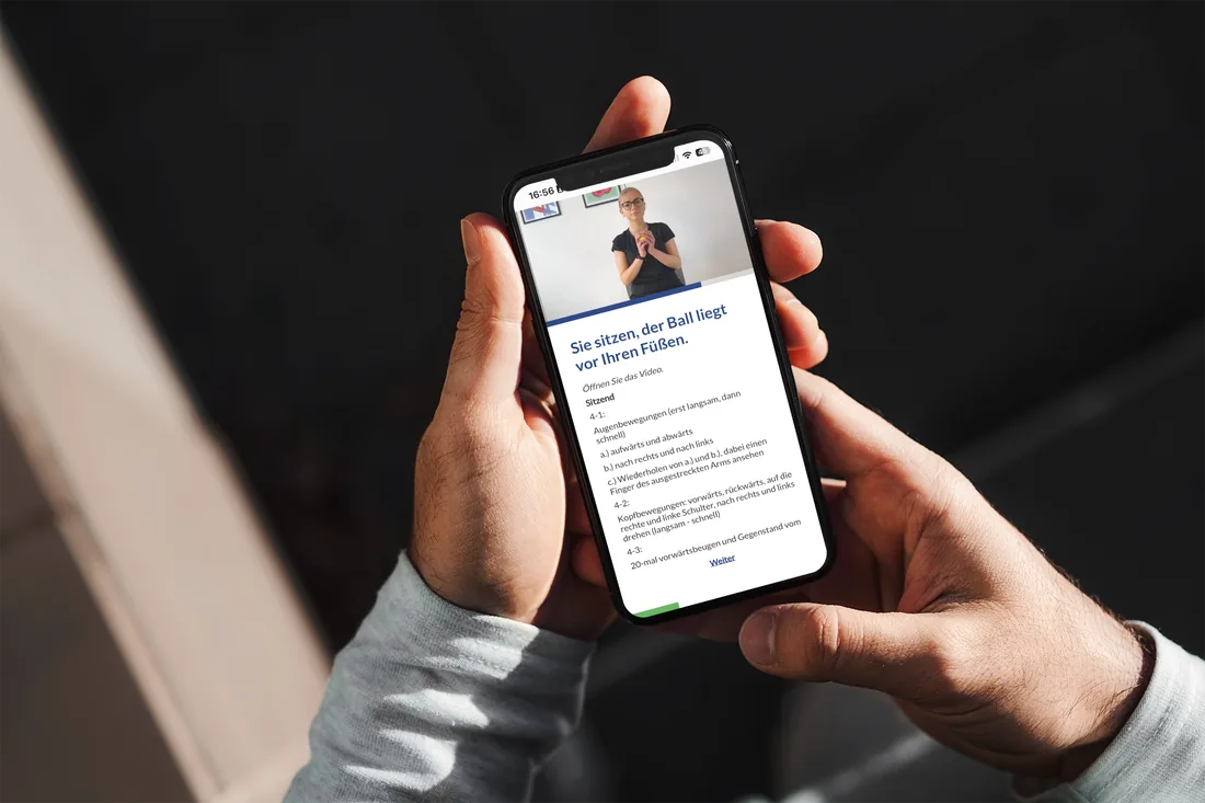 Ärztin zeigt die Vertidisan-App auf dem Smartphone