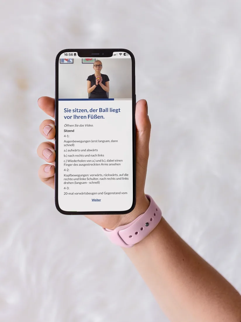 Patientin führt eine sensomotorische Gleichgewichtsübung per App durch